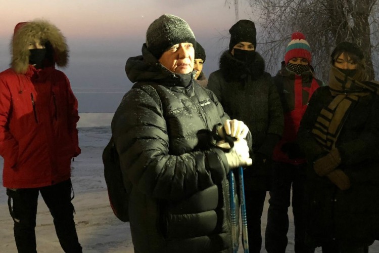 Перед визитом в Балаково депутат Панков прогулялся по вольской набережной со скандинавскими палками