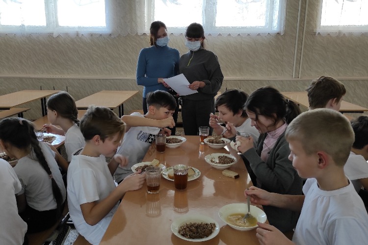 Родители проверили горячее питание в школе Балакова