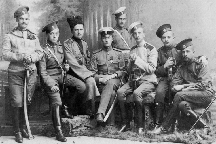 Листая подшивки газет Балакова. Подарки воинам и беженцам