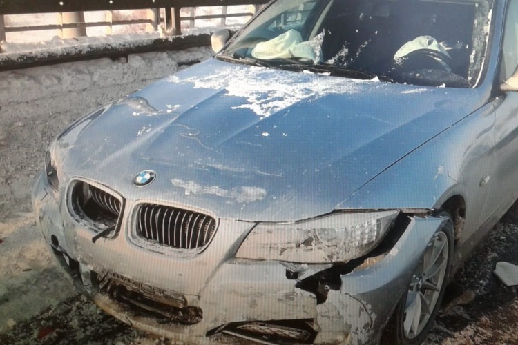 В столкновениях на дорогах Балакова пострадали автомобили и столб. Сводка ГИБДД