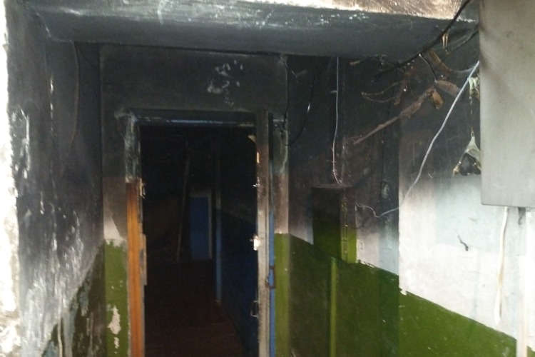 Погорельцы из общежития техникума в Балакове восьмую неделю сидят без света