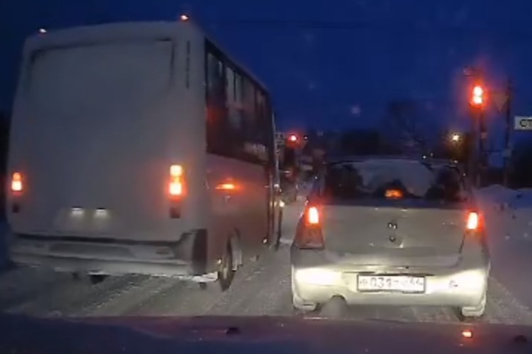 Пассажирский автобус в Балакове едет на красный по встречке. Видео