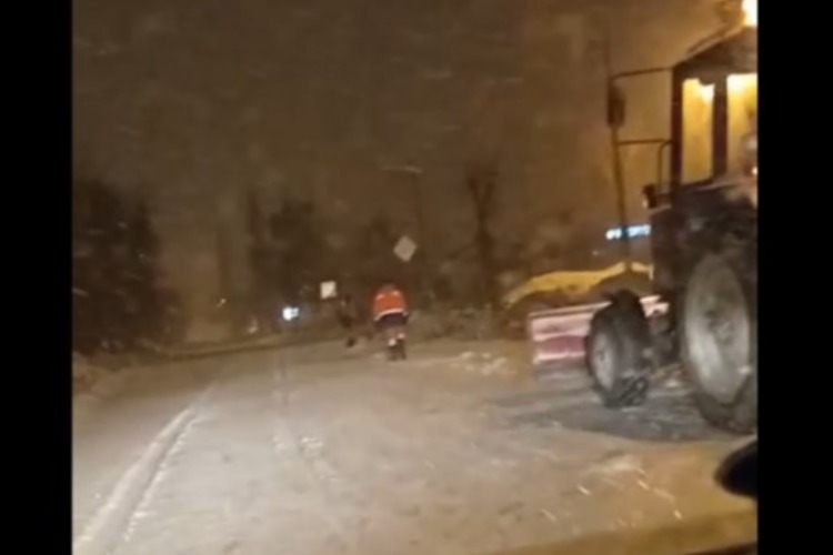 В Балакове рабочие заливали гудроном заснеженную дорогу. Комментарий УДХБ