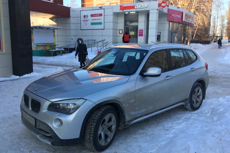 Блондинка в красненьком, готовься к штрафу!