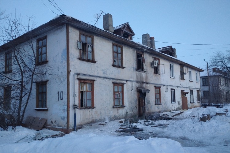 На пожаре в Балакове работали все экстренные службы. Жильцов разместили у родственников и в специализированном пункте