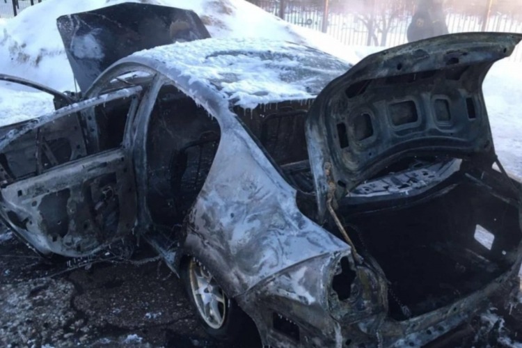 В Балакове на обочине дороги дотла сгорел автомобиль