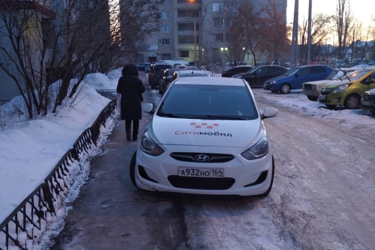 Паркуюсь, где хочу! В Балакове таксист оставил машину на тротуаре