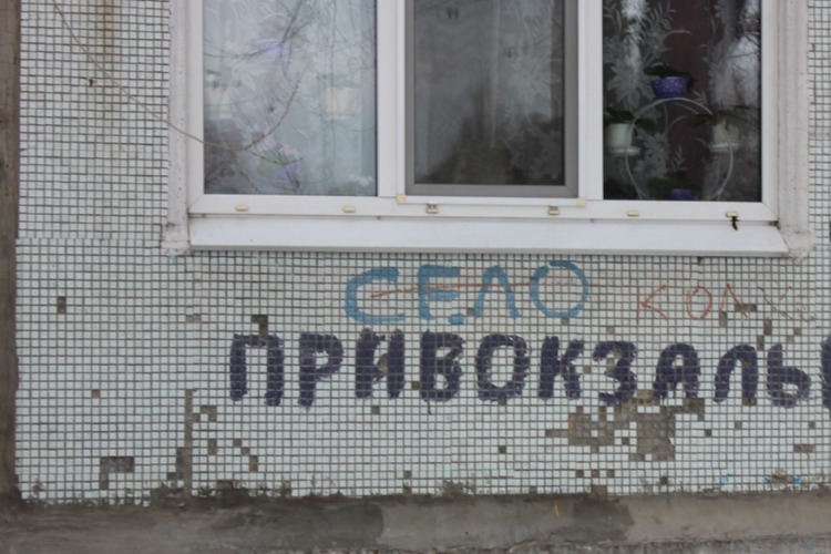В Балакове вскрывшие дверь спасатели обнаружили труп женщины