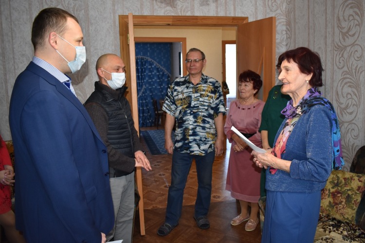 В Балакове труженицу тыла поздравили с 90-летним юбилеем
