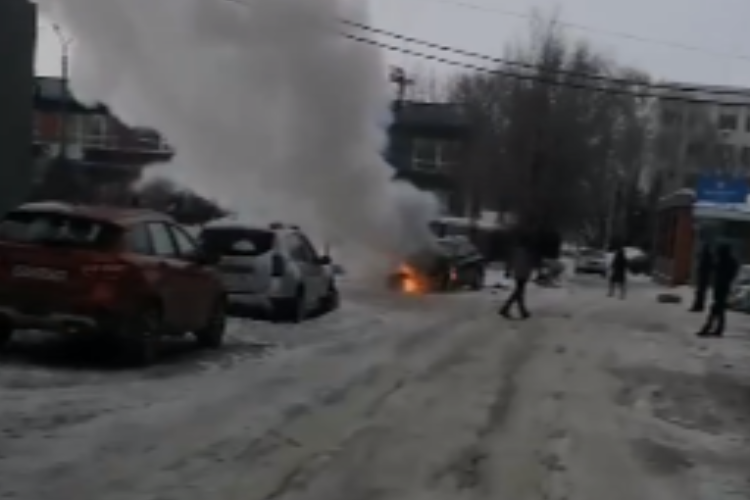 В Балакове горел автомобиль на улице Академика Жука