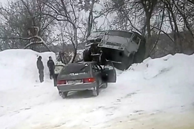 Неуправляемый КАМАЗ протаранил автобус и ушел в кювет. Видео