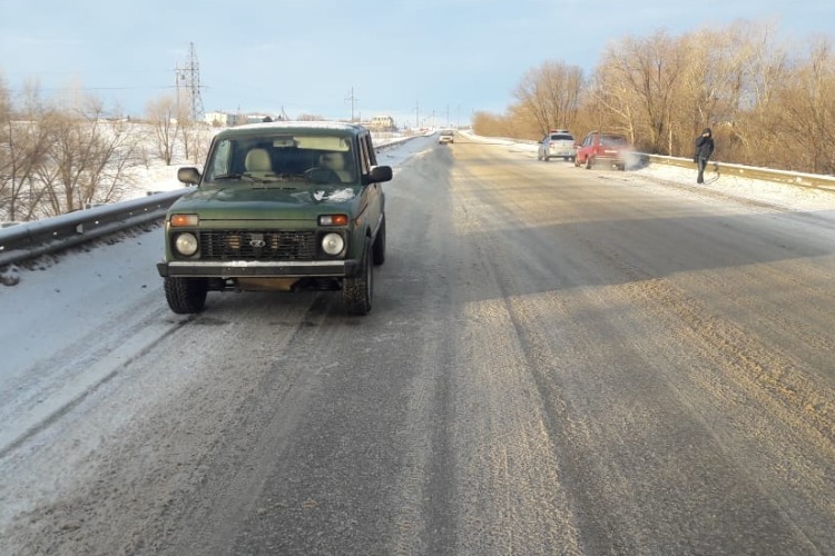 На трассе под Балаковом Нива сбила пешехода