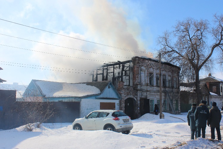 В Балакове горит многоквартирный дом в старом городе