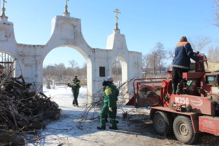Коммунальщики вернулись к благоустройству кладбища в Жилгородке
