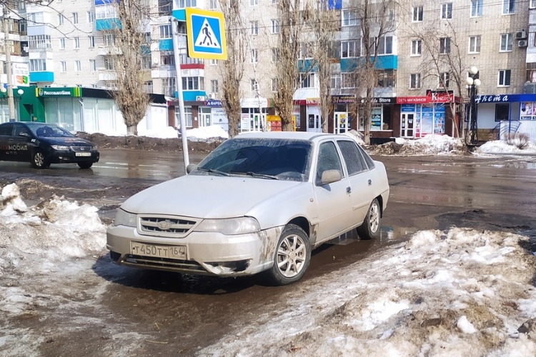 Паркуюсь, где хочу! В Балакове легковушка на тротуаре закрыла доступ к пешеходному переходу