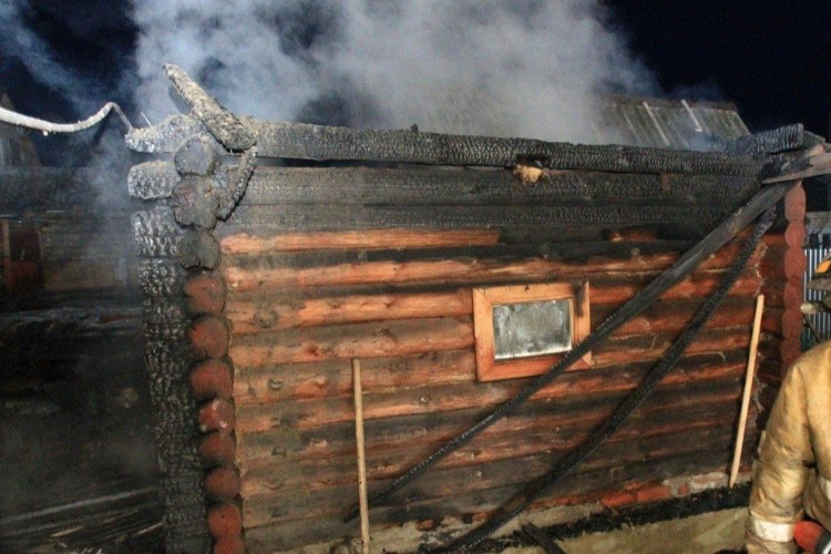 Пожарные тушили загоревшуюся баню в пригороде Балаково