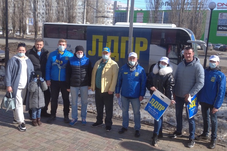 Десант ЛДПР в Балакове: Чуть не сломали автобус и одарили жителей семенами