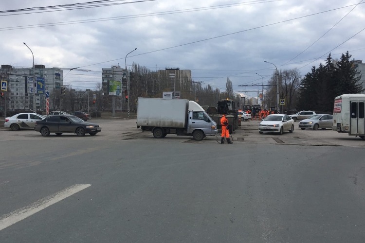 Перекрестка у мэрии сегодня лучше пока избегать. Ремонт дорог в Балакове начался с нервов водителей