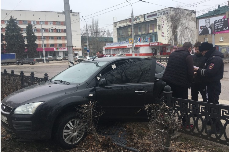 В Балакове Ford протаранил забор сквера у ТЮЗа