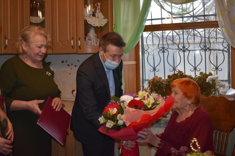 Александр Соловьев поздравил с юбилеем сельчанку-долгожительницу