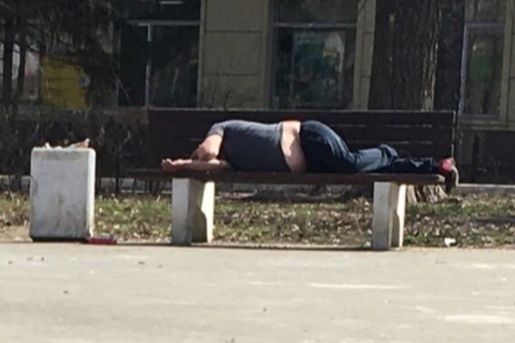 В скверах Балакова на лавочках спят выпивохи. Где полиция?