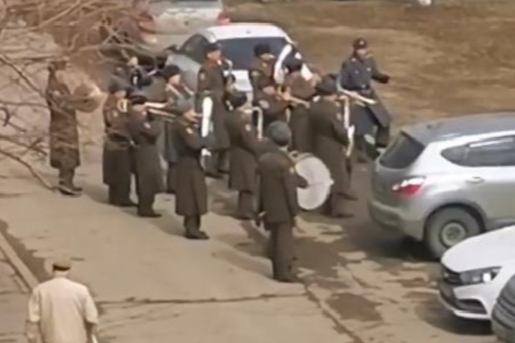 Сыграли для ветерана и местной детворы. Видео