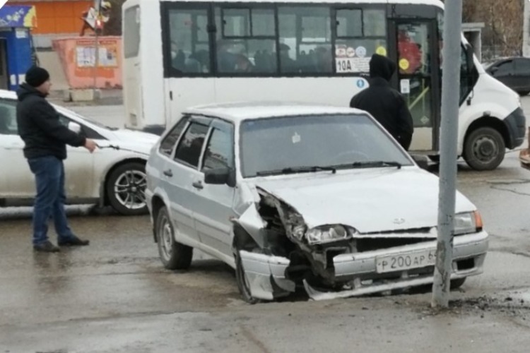 В Балакове Лада врезалась в столб светофора