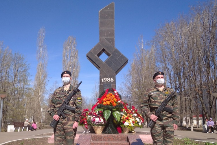 В Балакове возложили цветы к памятнику чернобыльцам