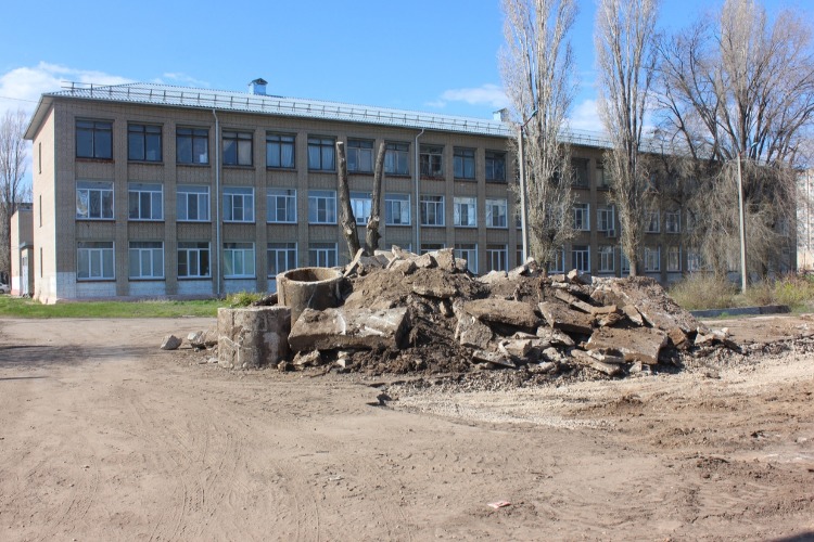Несанкционированная свалка у школы Героя Беслана выросла. Виновника нашли