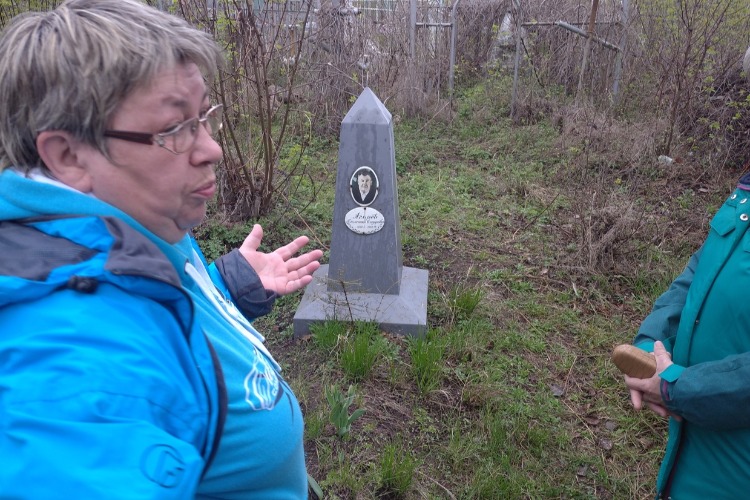 Суть помогла правнучкам отыскать могилу родственника на старом кладбище