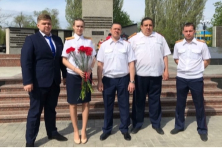Балаковские следователи возложили цветы к Обелиску