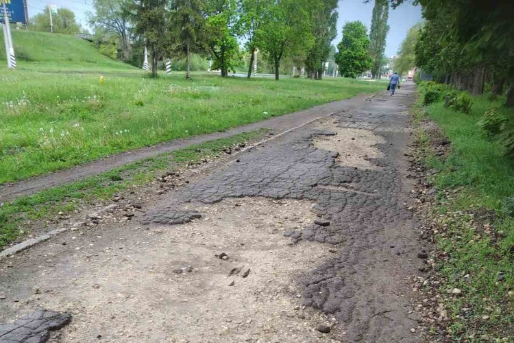 “Что теперь, ноги ломать?“. Балаковцы возмущены тротуаром у Городского парка