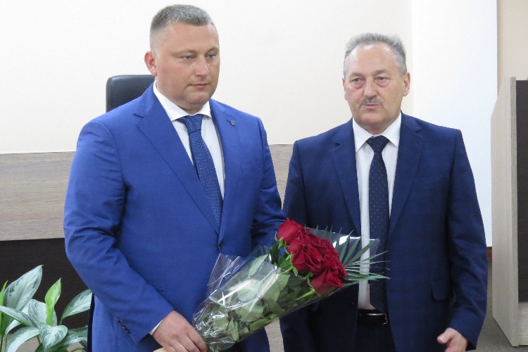 Сергей Грачев вступил в должность главы балаковского района с букетом чайных роз
