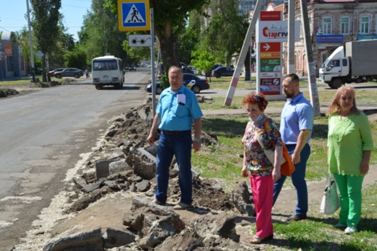 Общественники вышли на разрытые тротуаро-тропы