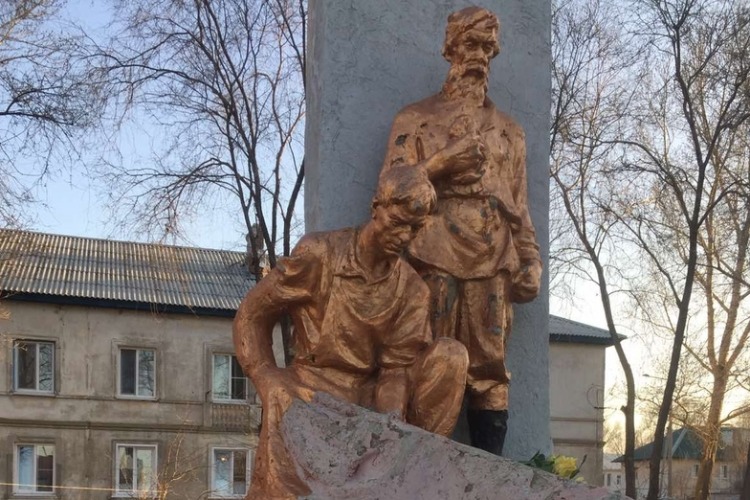 Единороссы отреставрируют памятник коммунистов