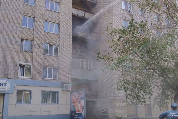 В Балаково горел балкон общежития и мусор в районе аэропорта