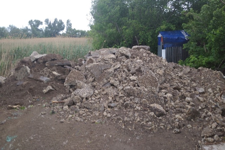 “Тротуарная“ свалка на Иловатом: номера КАМАЗов установлены, виновников ищут