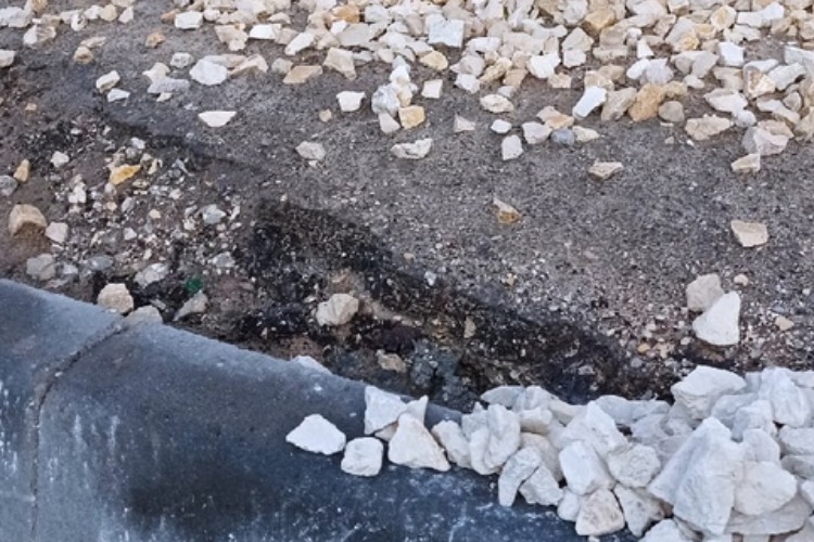 В Балаково новый тротуар снова укладывают без демонтажа старого