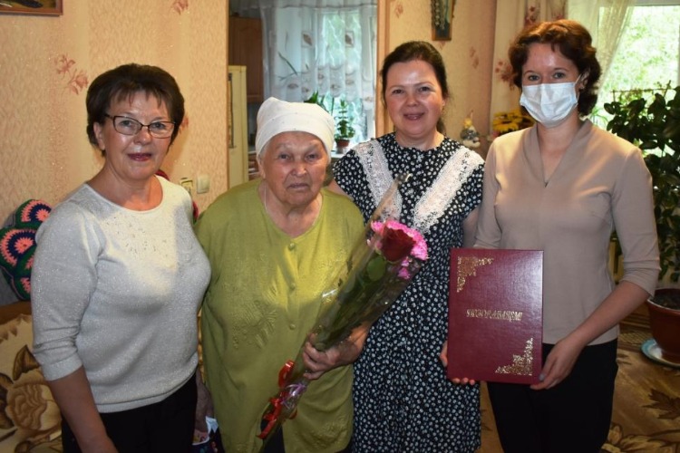 Труженицу тыла поздравили с 90-летним юбилеем