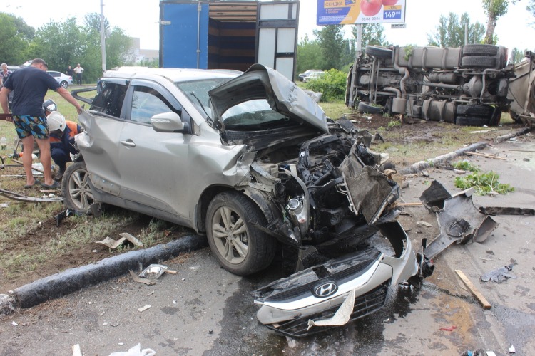 В Балаково неуправляемая автоцистерна снесла 3 автомобиля