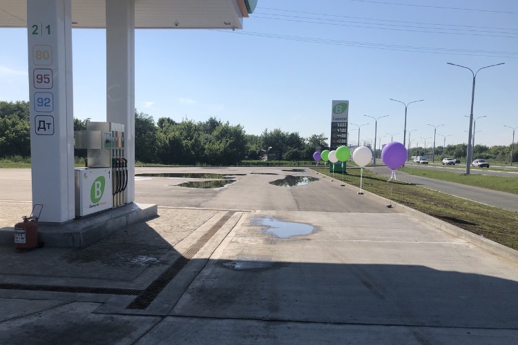 У моста Победы открылась многострадальная заправка