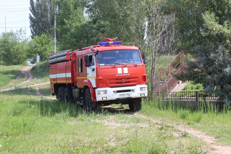 В Балаково на берегу оросительного канала горит сухая трава