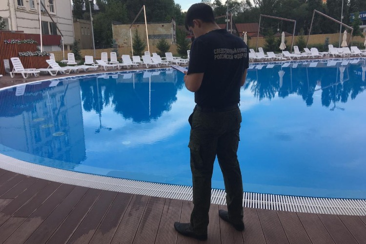 Мальчик в бассейне ушел под воду
