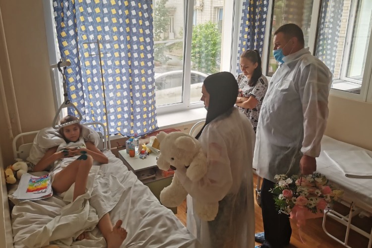 Сотрудники ГИБДД Балакова навестили третьеклассницу, сбитую у кинотеатра “Россия“