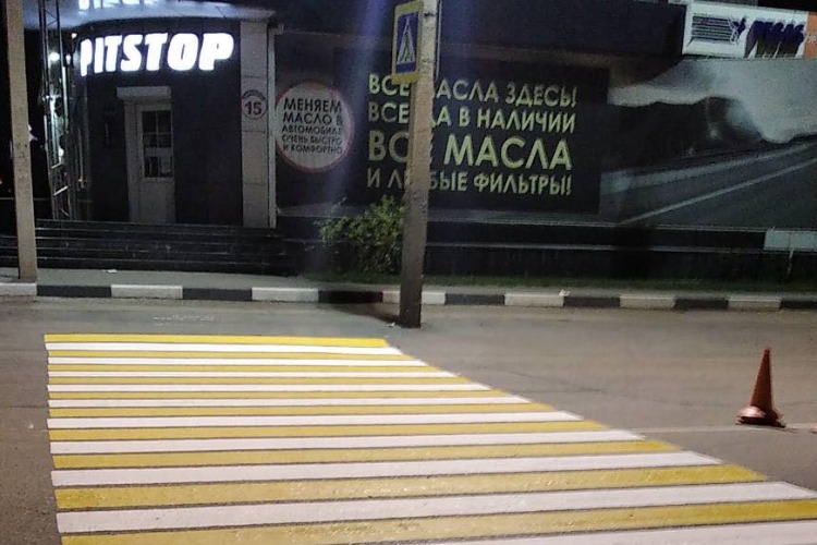 Дорожники привели в порядок зебры на Комарова