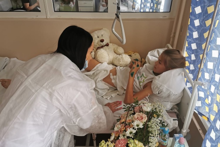 Сбитая на Минской 10-летняя Карина перенесла сложную операцию