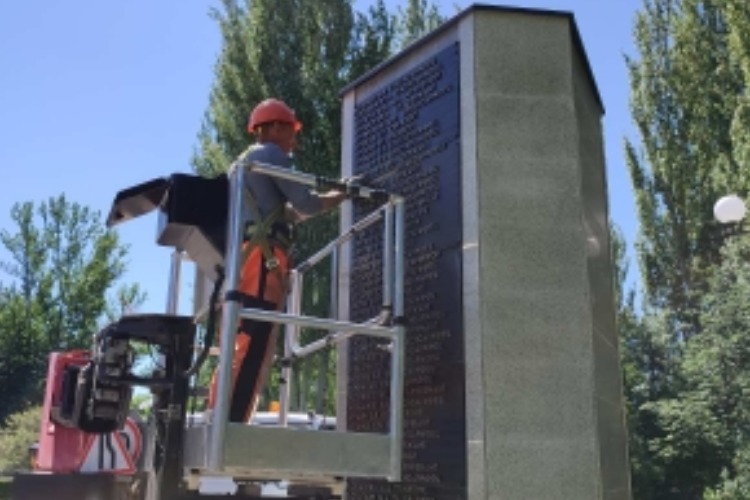Коммунальщики привели в порядок городской пляж, парки и буквы на Обелиске