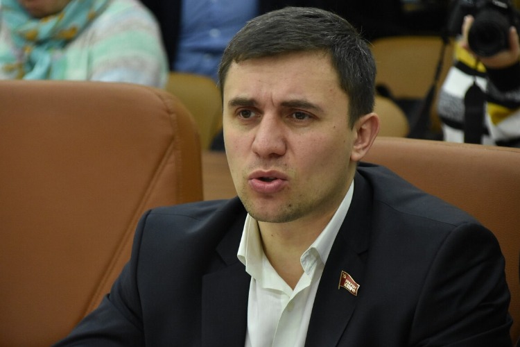 Лишь половина депутатов Облдумы привились от коронавируса