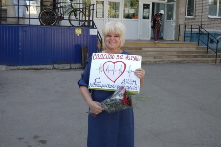 Активистка Надежда Познякова поздравила медиков поликлиники № 1
