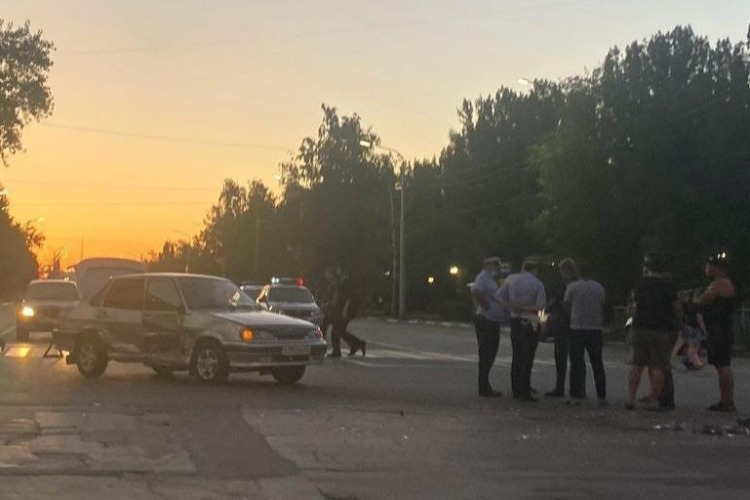 На перекрестке у мэрии нашли друг друга две Лады Самары